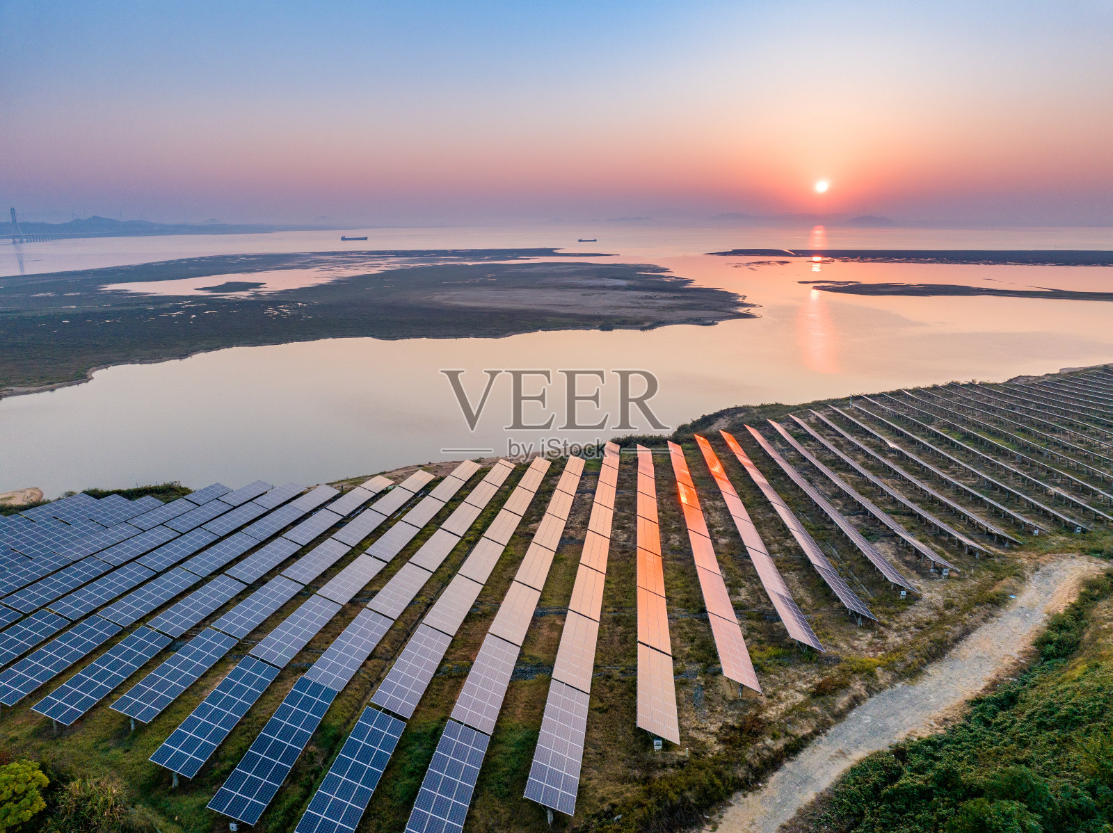 太阳能电池板和风力发电设备照片摄影图片