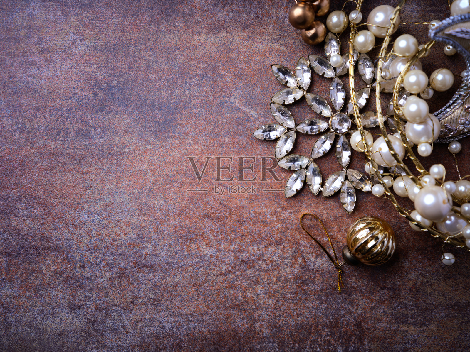 圣诞装饰在质朴的石头背景。软的焦点。前视图。副本的空间。照片摄影图片