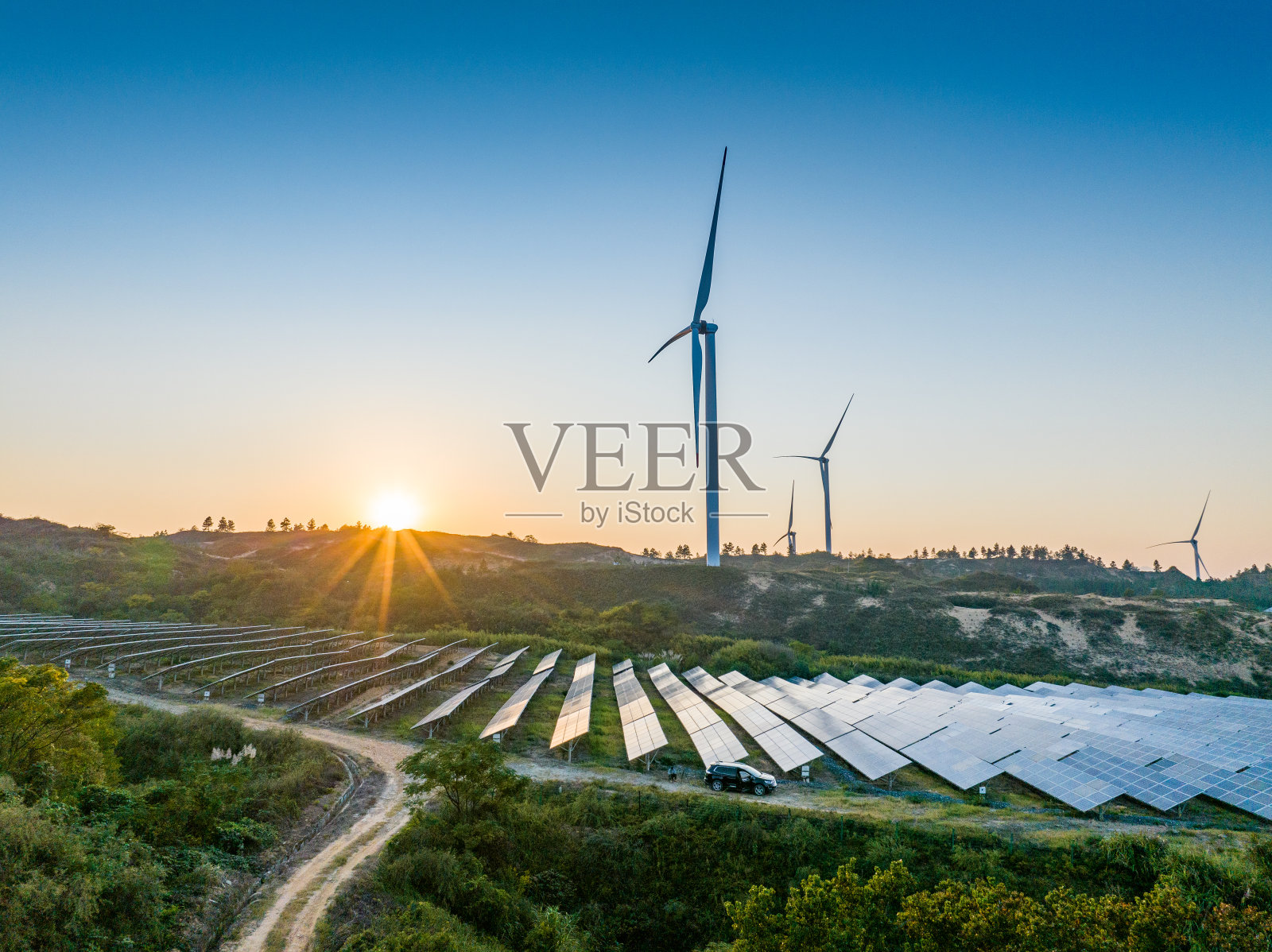 太阳能电池板和风力发电设备照片摄影图片