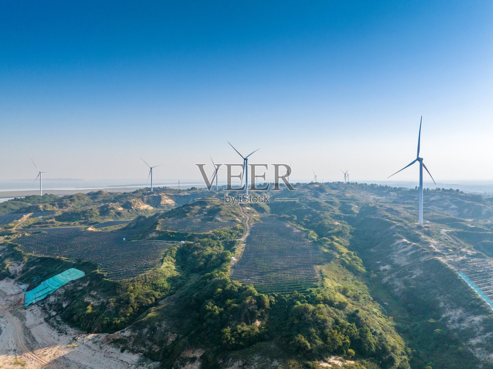 太阳能电池板和风力发电设备照片摄影图片
