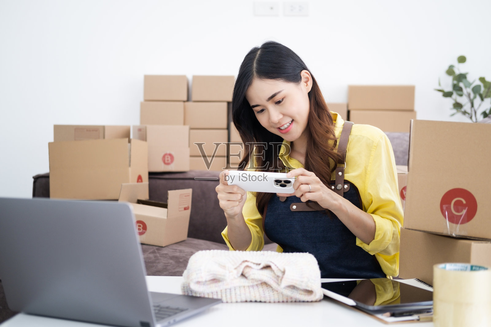 小型企业家开始一个家庭企业安排货物与棕色包裹箱，小型家庭企业创业的想法。照片摄影图片