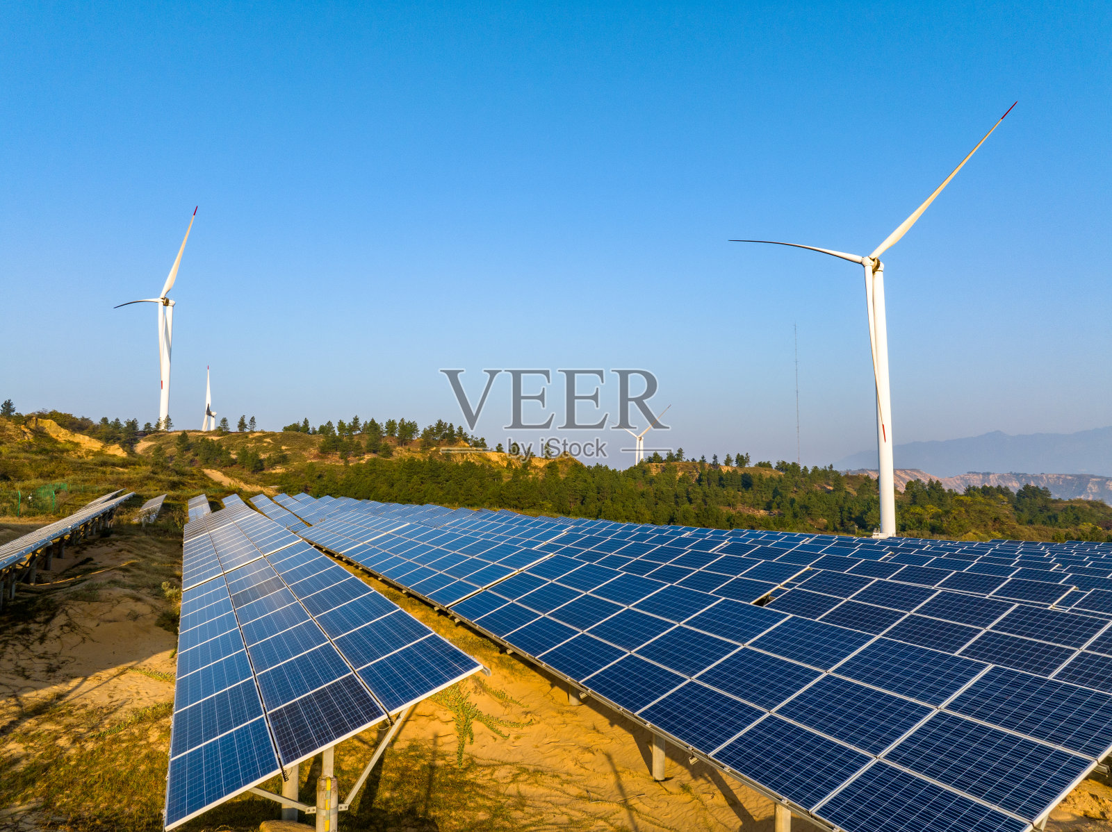 太阳能电池板和风力发电设备照片摄影图片