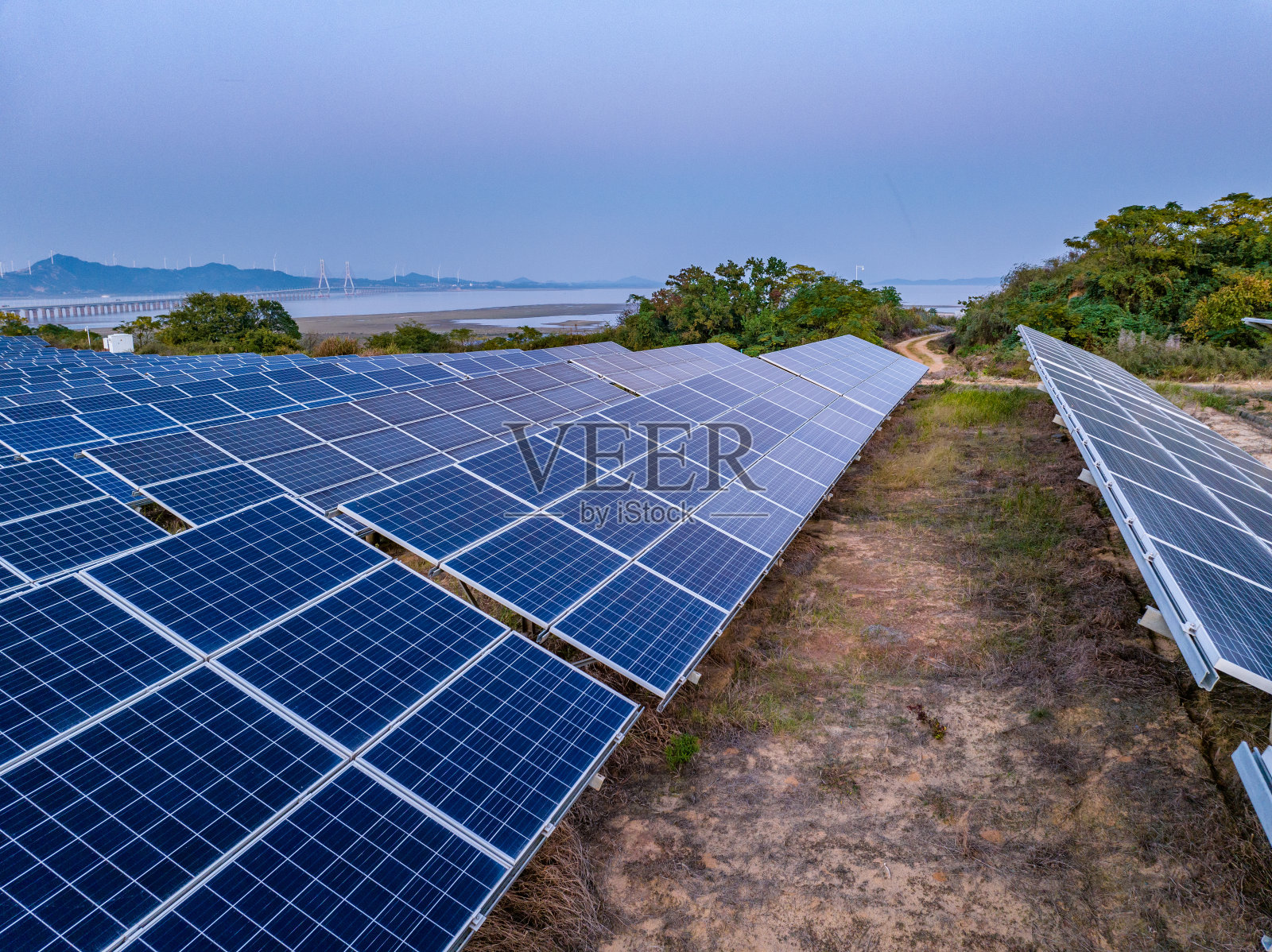 太阳能电池板和风力发电设备照片摄影图片