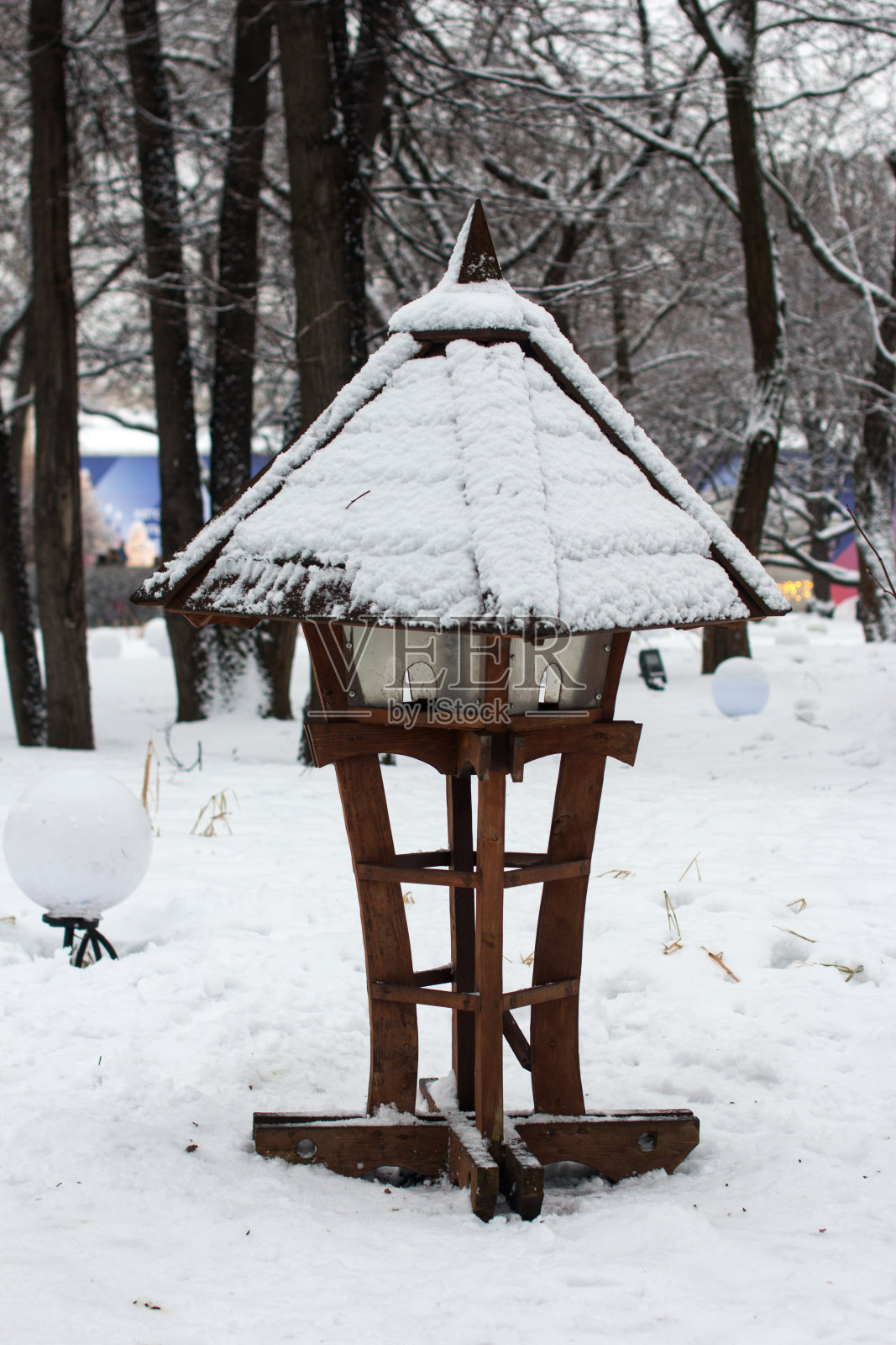 冬季森林里的喂鸟器。公园里的动物屋照片摄影图片