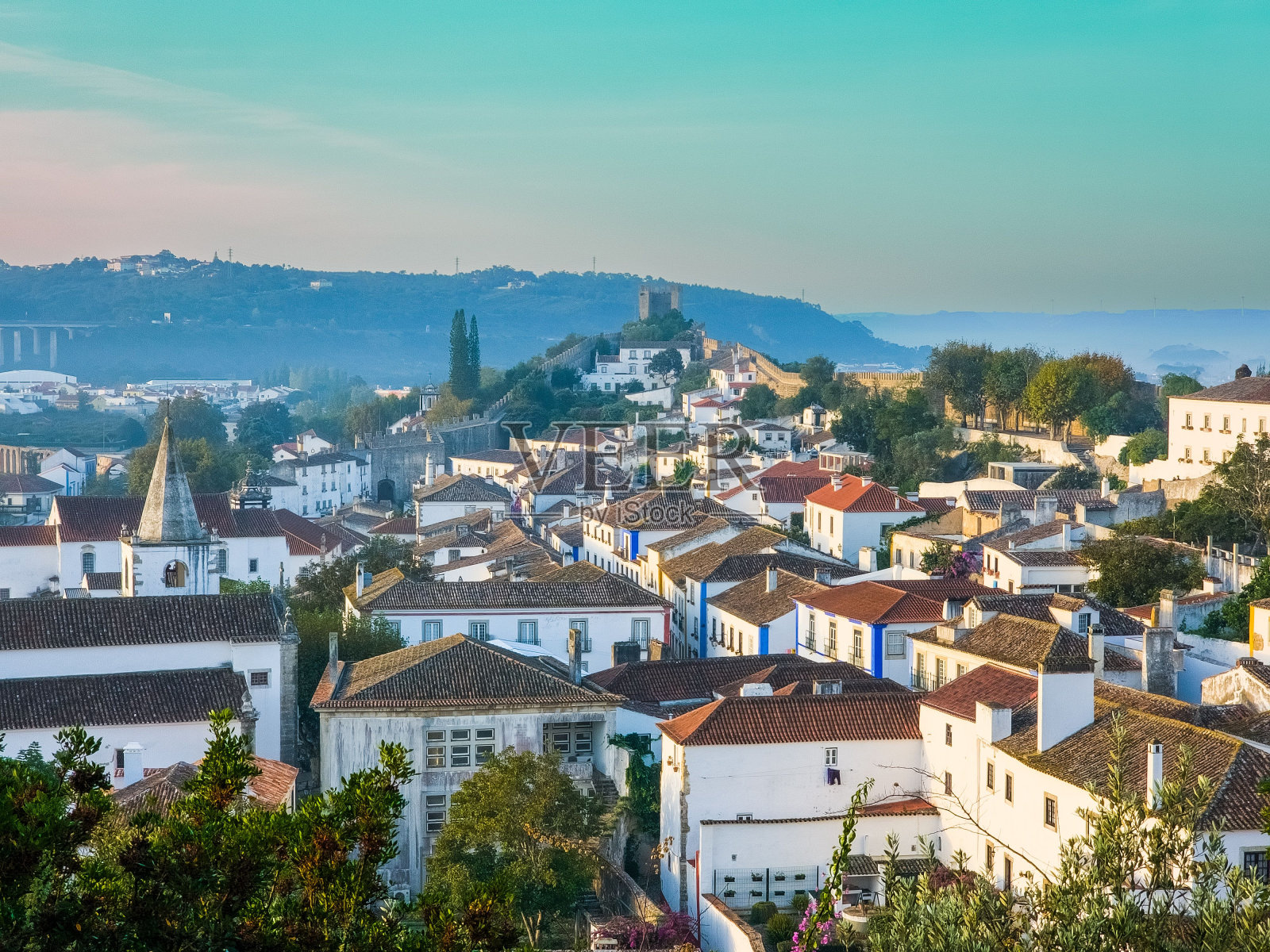 白色的城市在山上，有五颜六色的建筑，树木和蓝天照片摄影图片