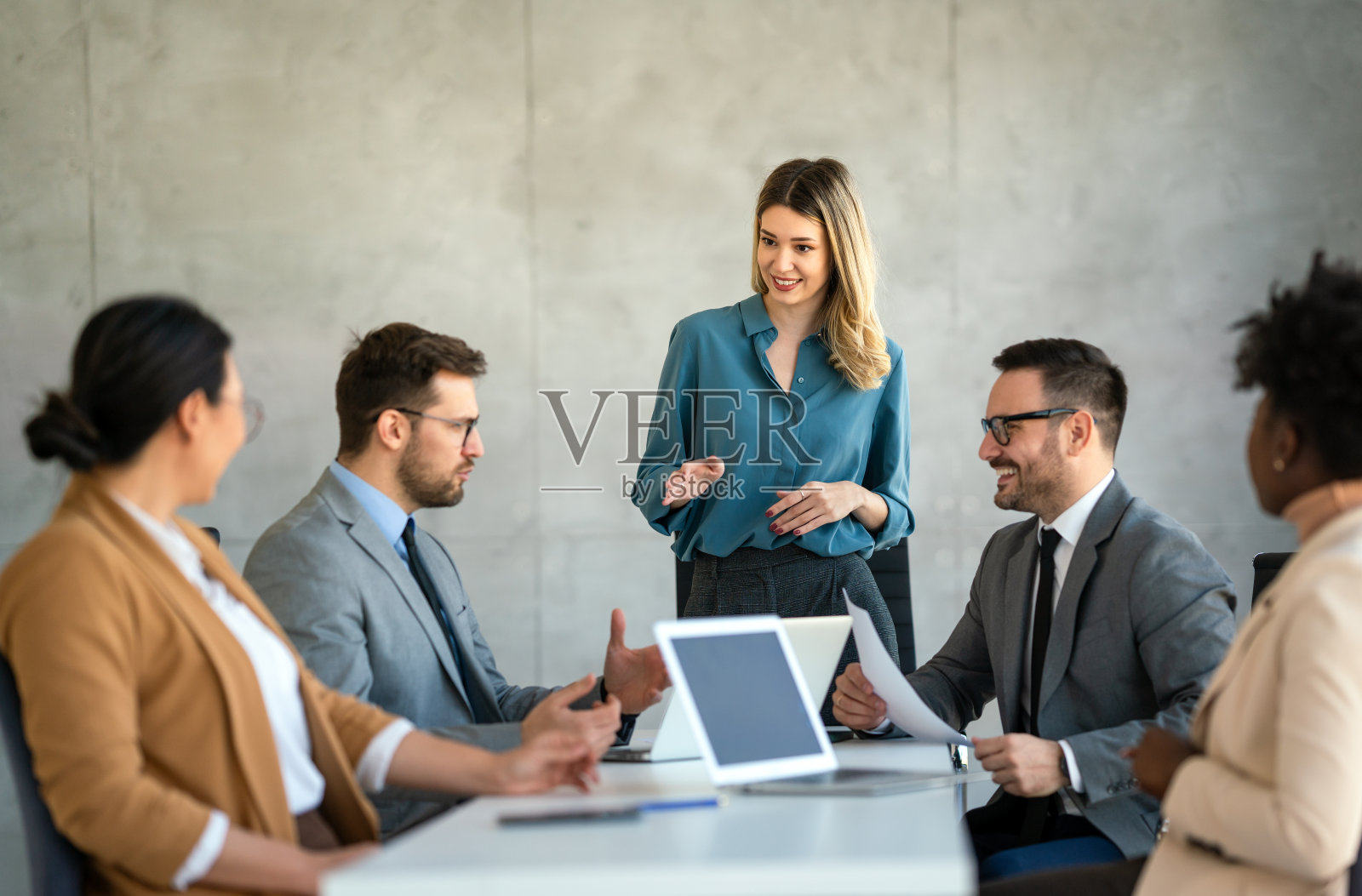 团队领导与同事讨论和集思广益的新方法和想法。照片摄影图片