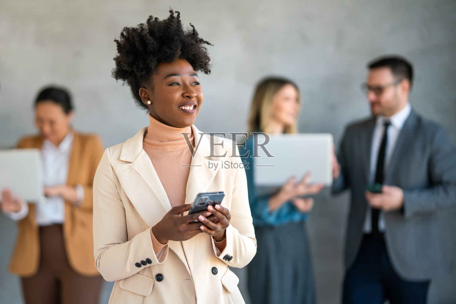 成功的商业女性，企业家的肖像，而多民族同事的工作背景。照片摄影图片