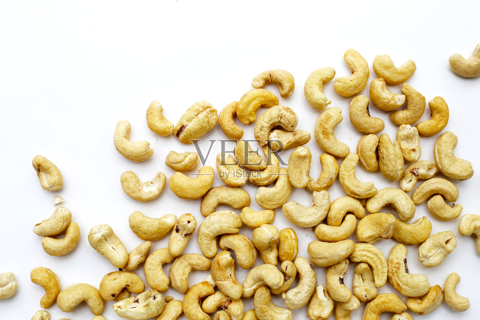 白色背景的腰果。照片摄影图片