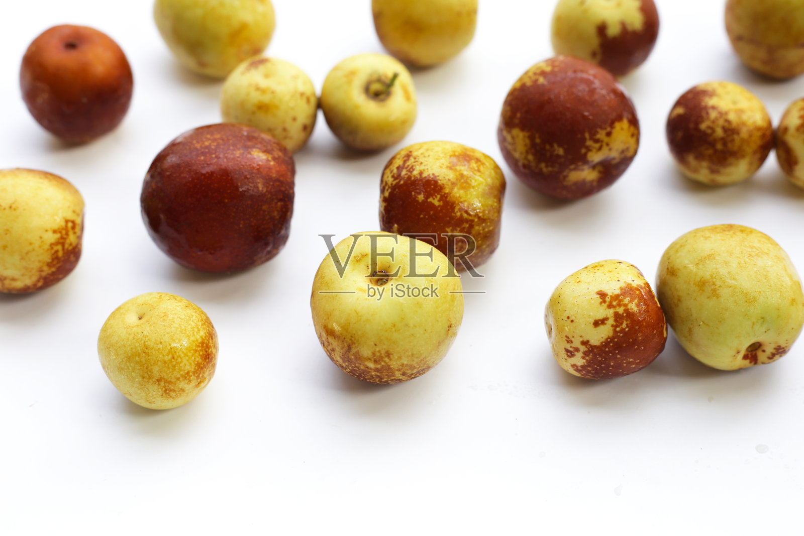 白色背景上的新鲜枣果照片摄影图片