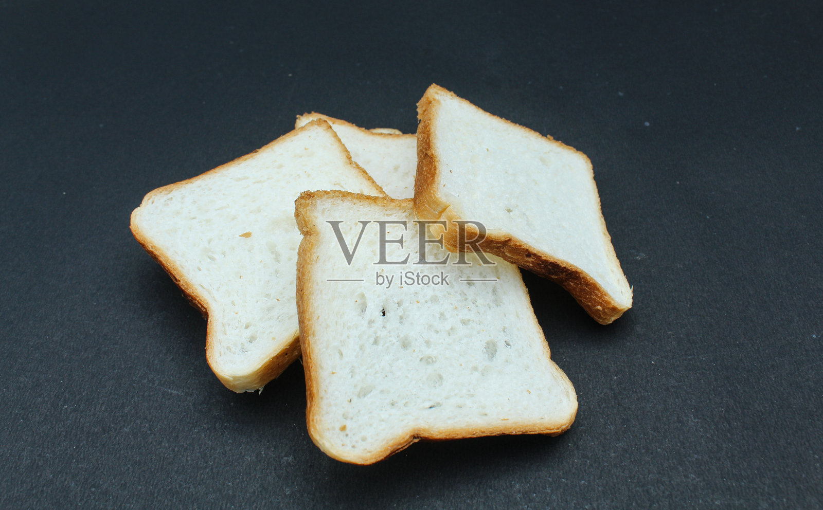 白面包切片在黑色背景的特写视图照片摄影图片