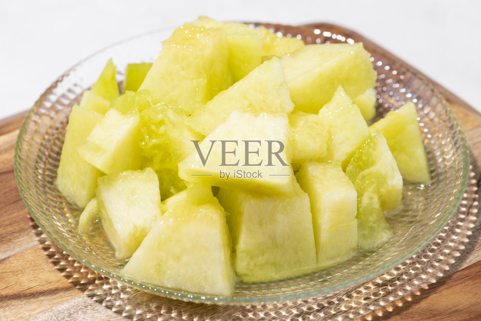 伯爵瓜切开后镀于玻璃中照片摄影图片