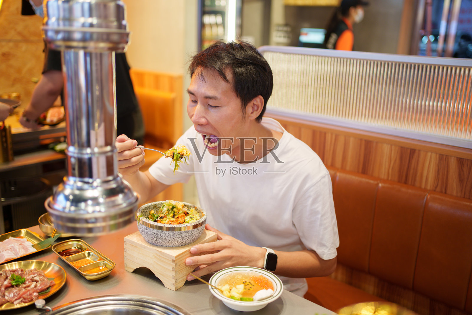 吃韩国拌饭的男人照片摄影图片