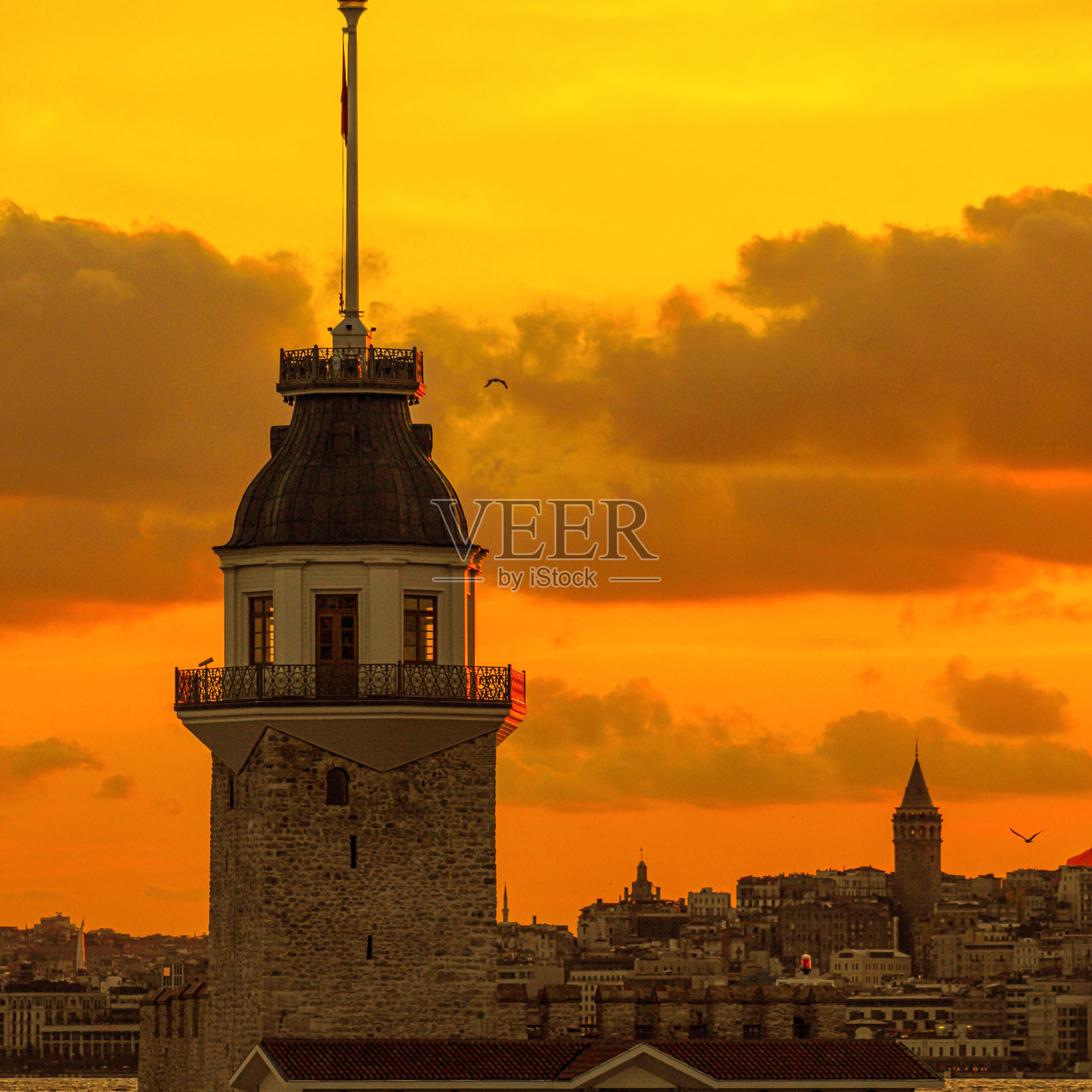 日落时的少女塔和加拉塔塔。照片摄影图片