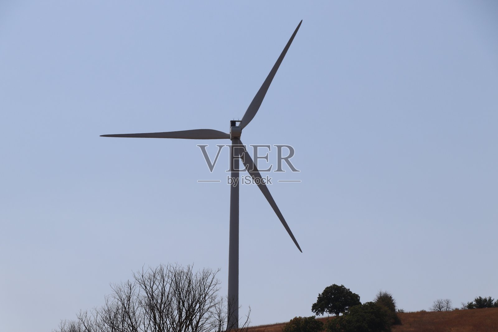 山上的风力涡轮机照片摄影图片