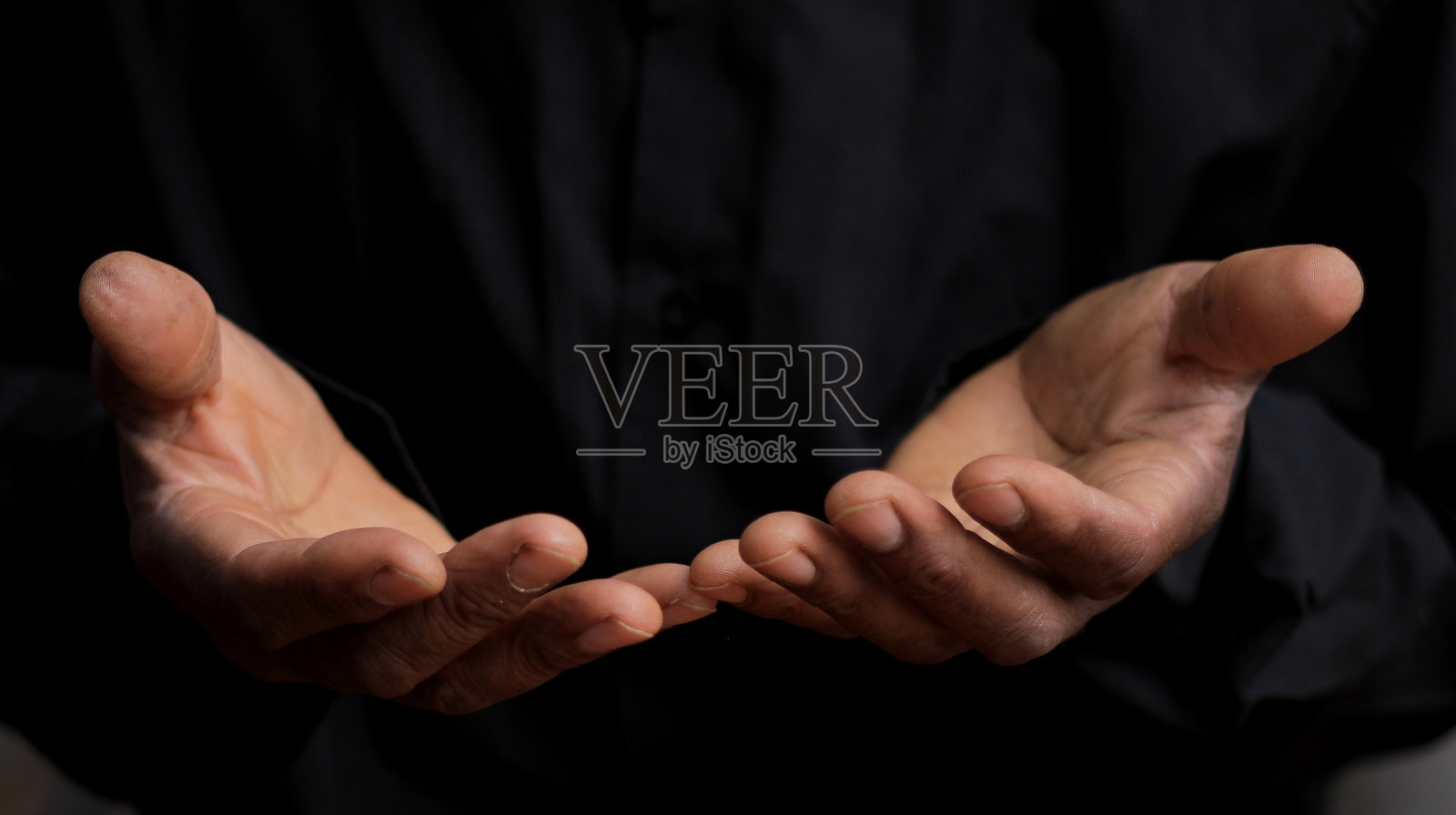 男人向上帝祈祷在黑色背景与人的股票图片股票照片照片摄影图片