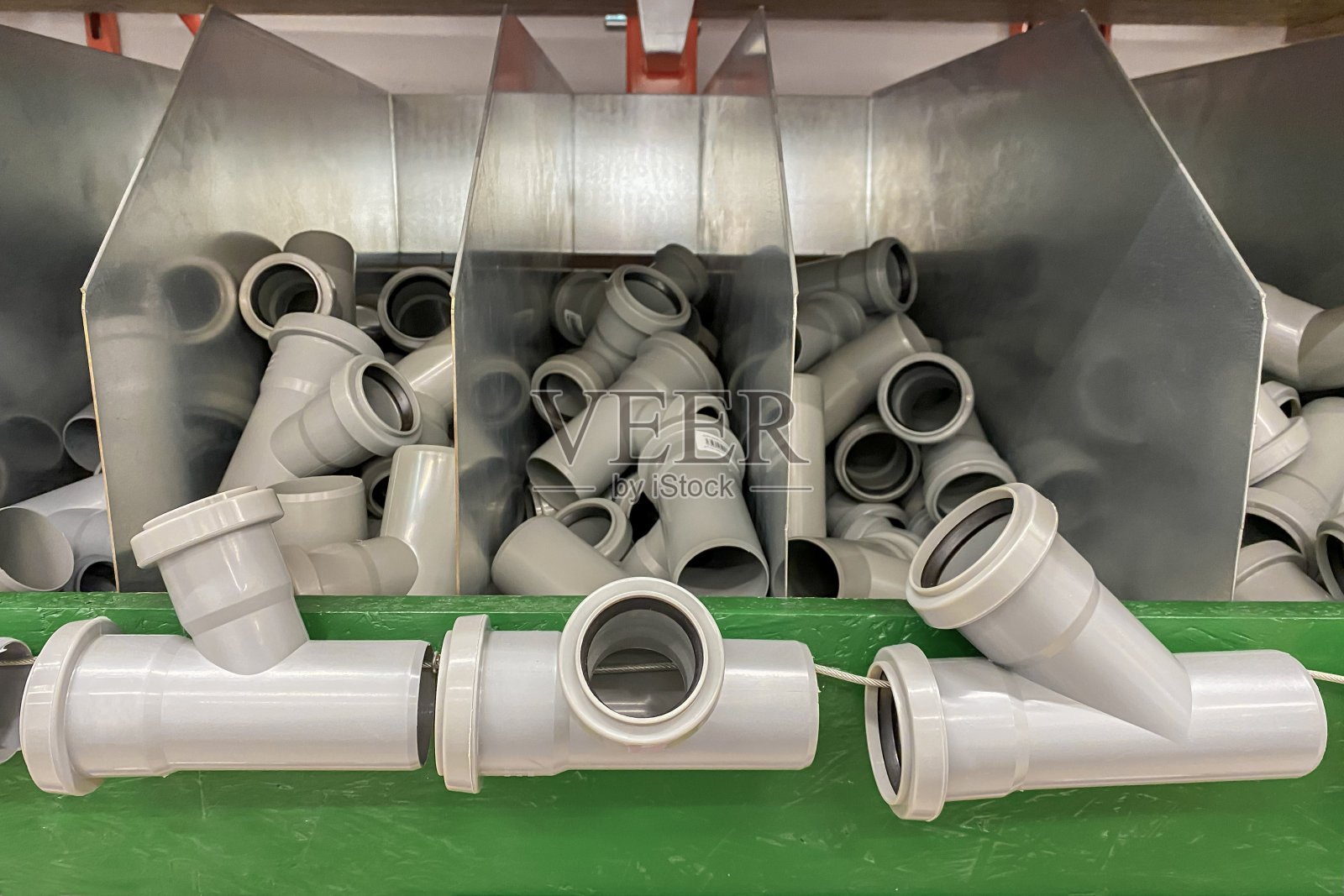 灰色pvc管道角部。聚丙烯管仓库。供水线路。背景全画幅照片摄影图片