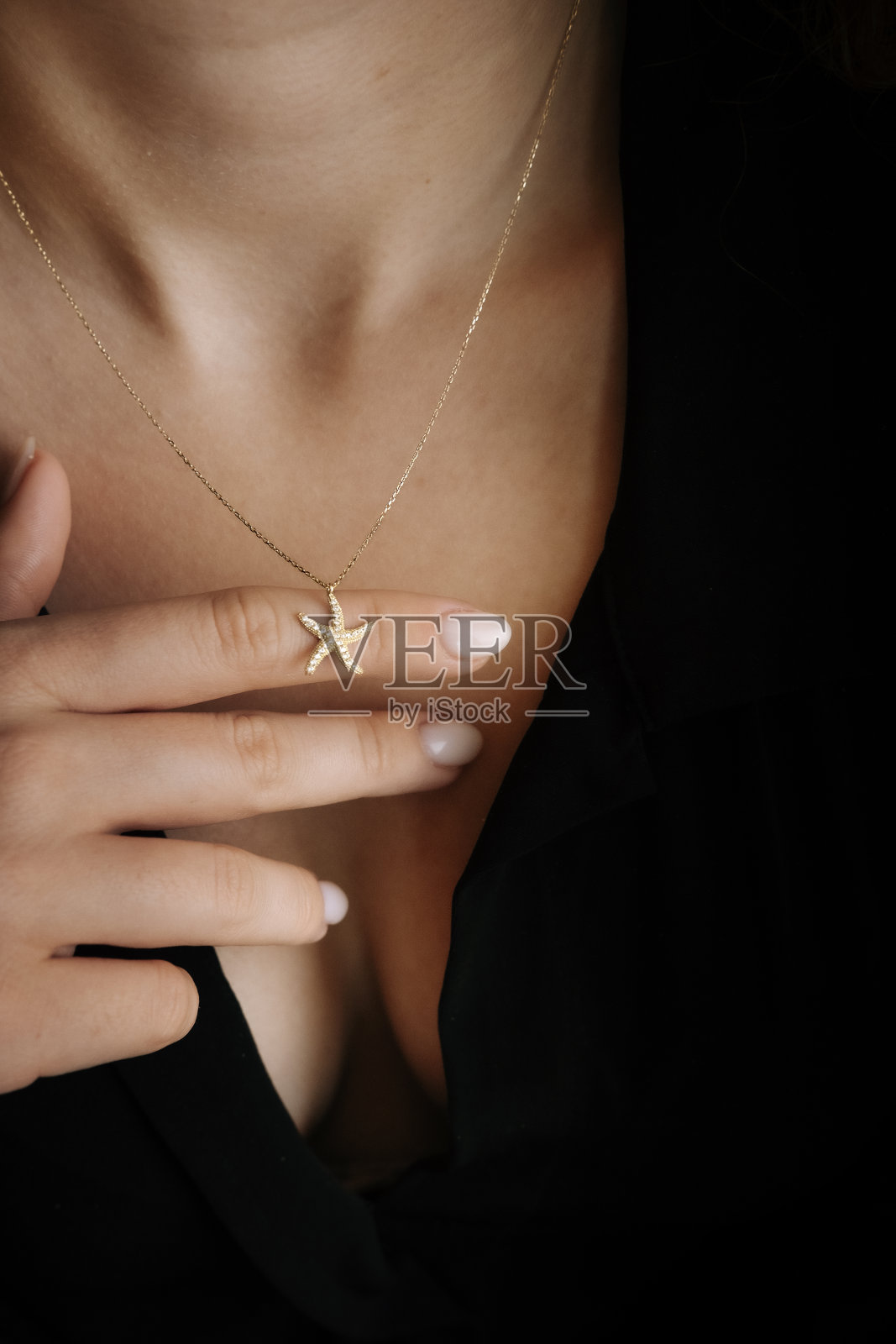 美丽的模特黑发女人对现代金金属项链链照片摄影图片