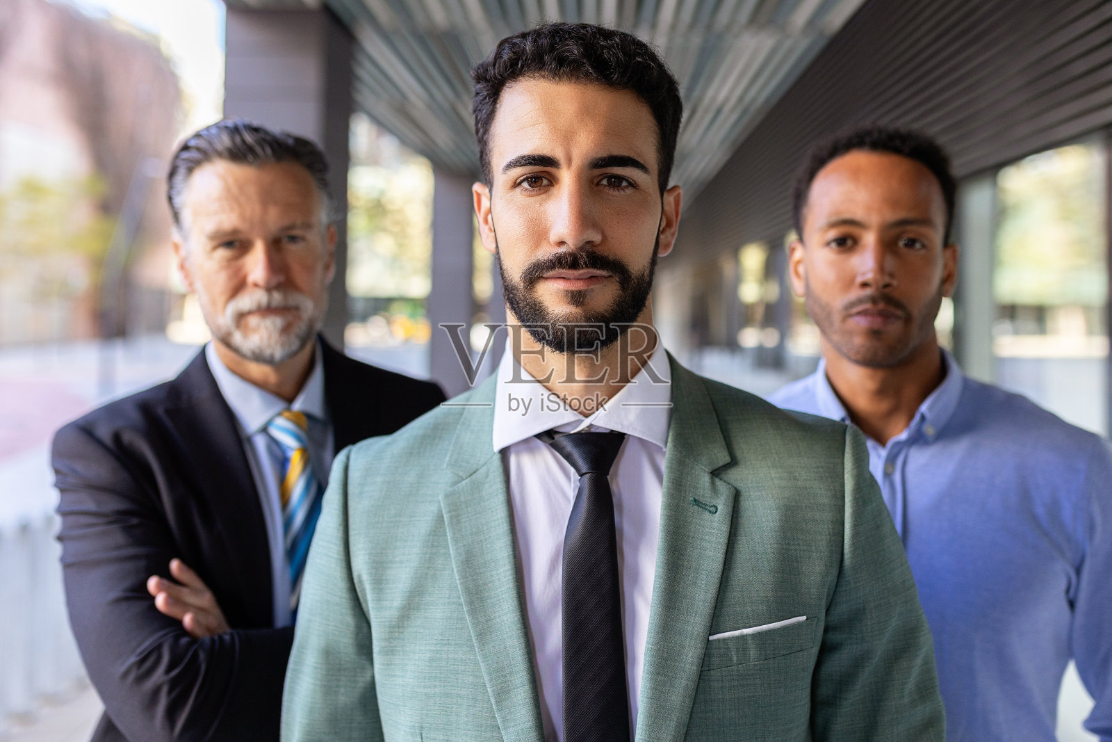 成功的公司团队的男同事看着镜头的肖像照片摄影图片