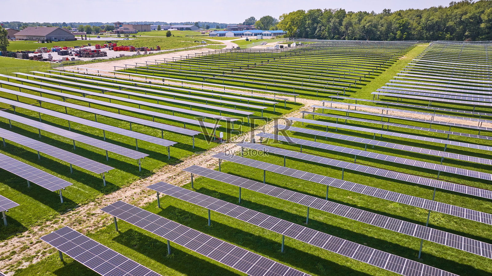 美国中西部夏日太阳能农场低空航拍照片摄影图片