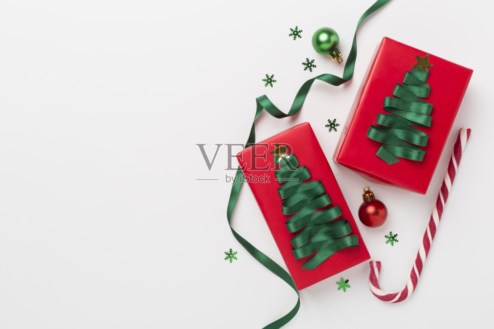 创意手工圣诞礼盒装饰彩色背景，顶视图照片摄影图片