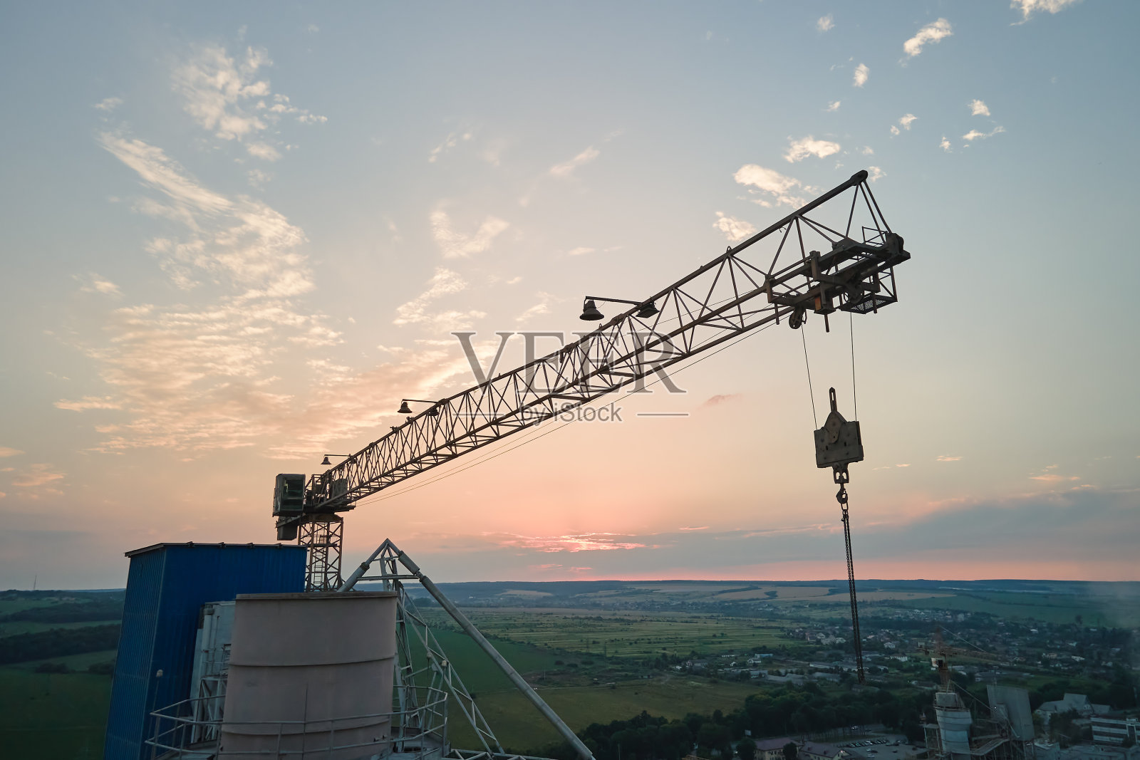 鸟瞰图:工业生产区正在建设的水泥厂，有高混凝土厂房结构和塔吊。制造和全球产业理念照片摄影图片