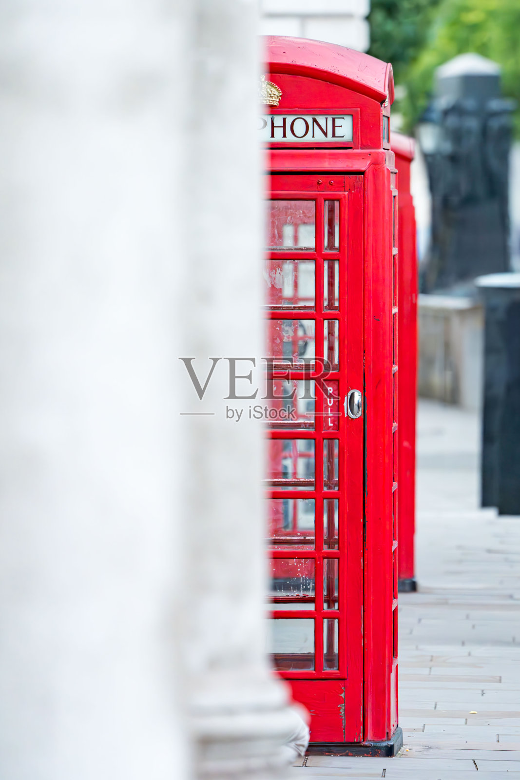 窥视英国伦敦白厅的电话亭照片摄影图片