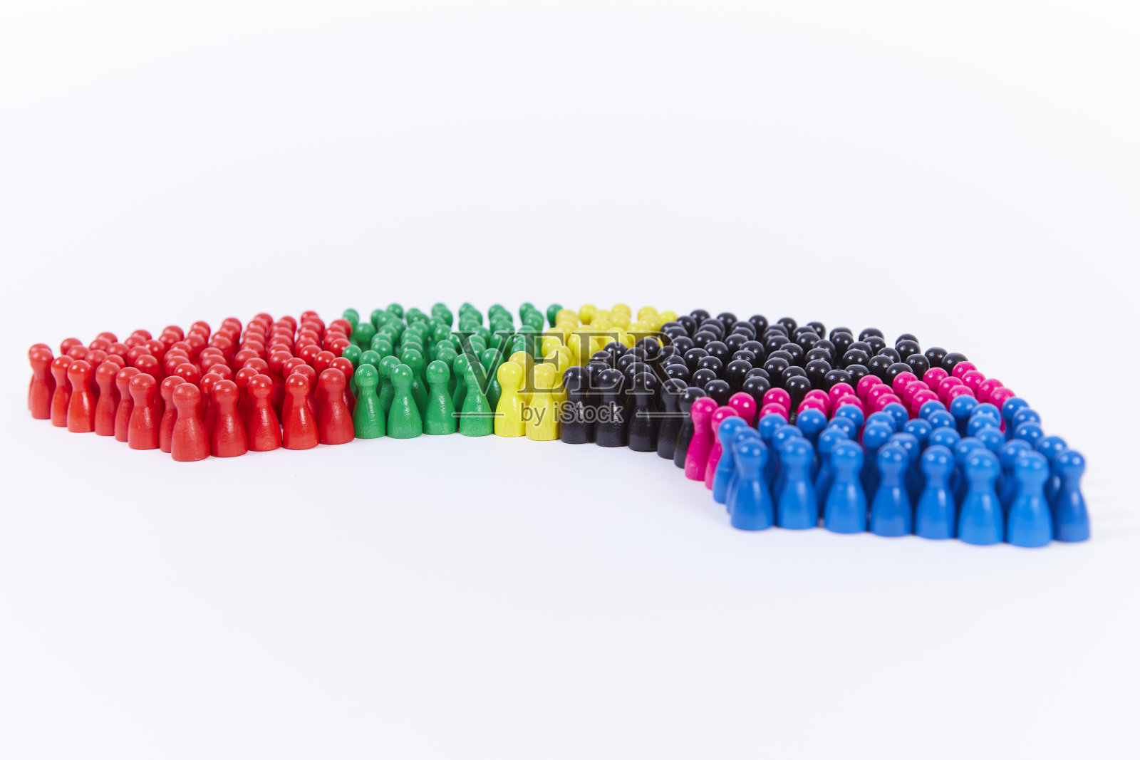 带有德国政党颜色的木制小雕像和德国议会的圆形大厅照片摄影图片