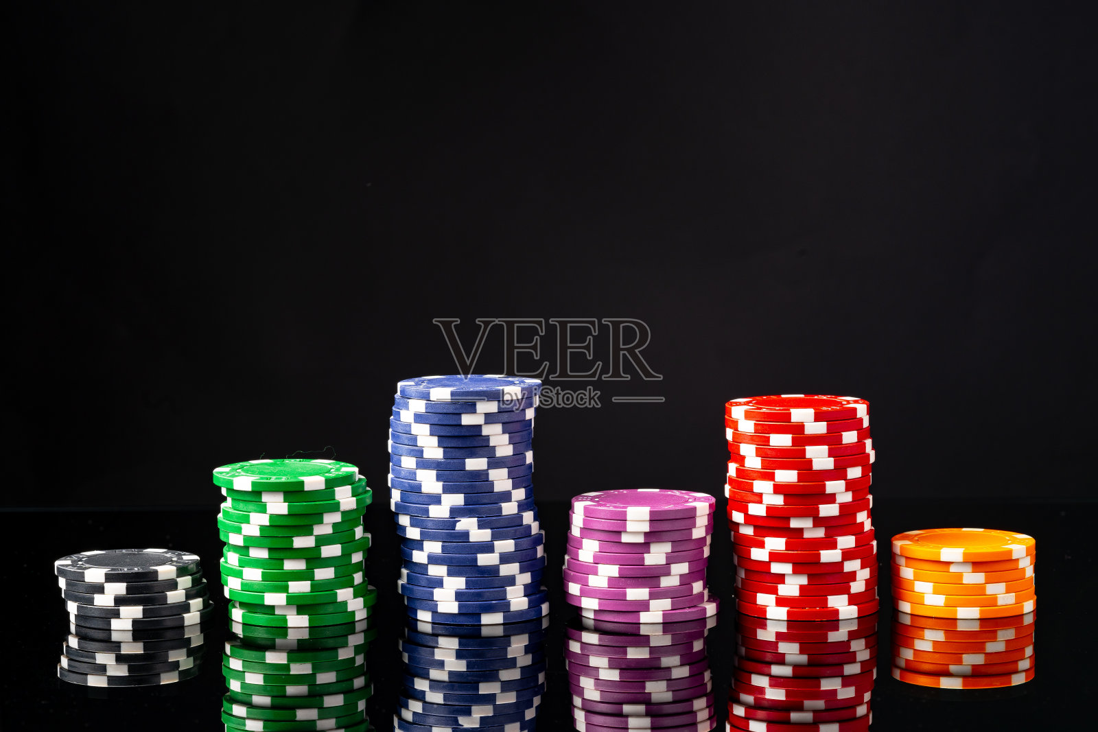 黑色背景的扑克筹码照片摄影图片