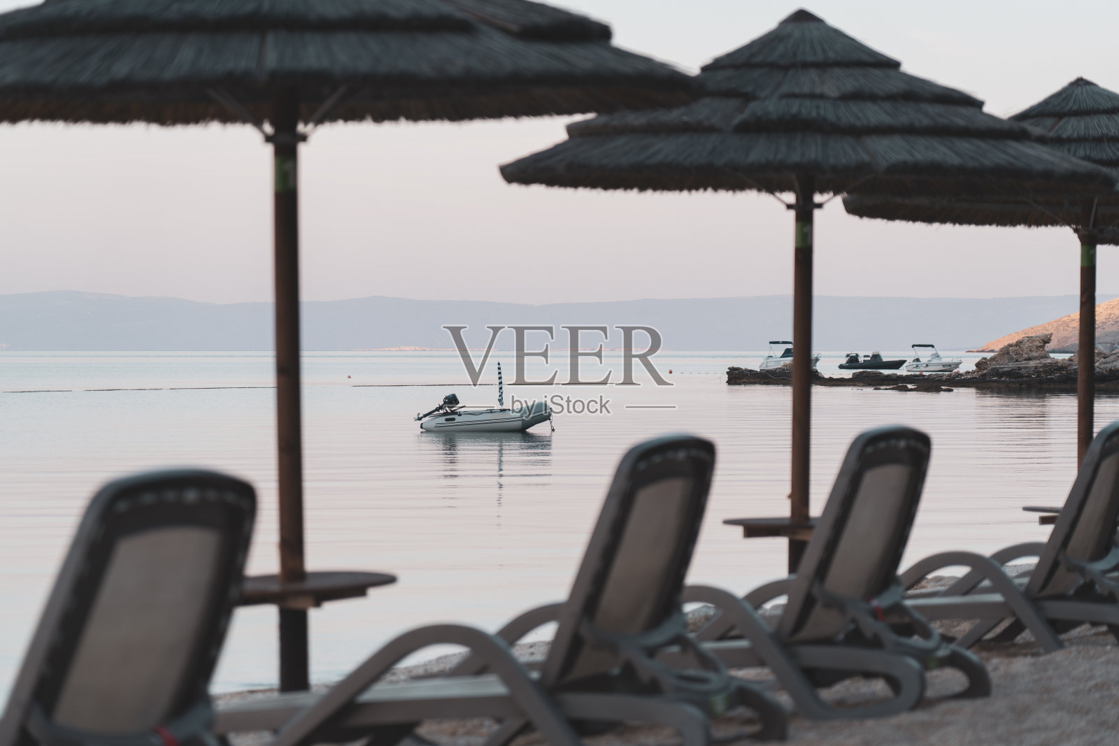 夏日清晨沙滩上的心情照片摄影图片