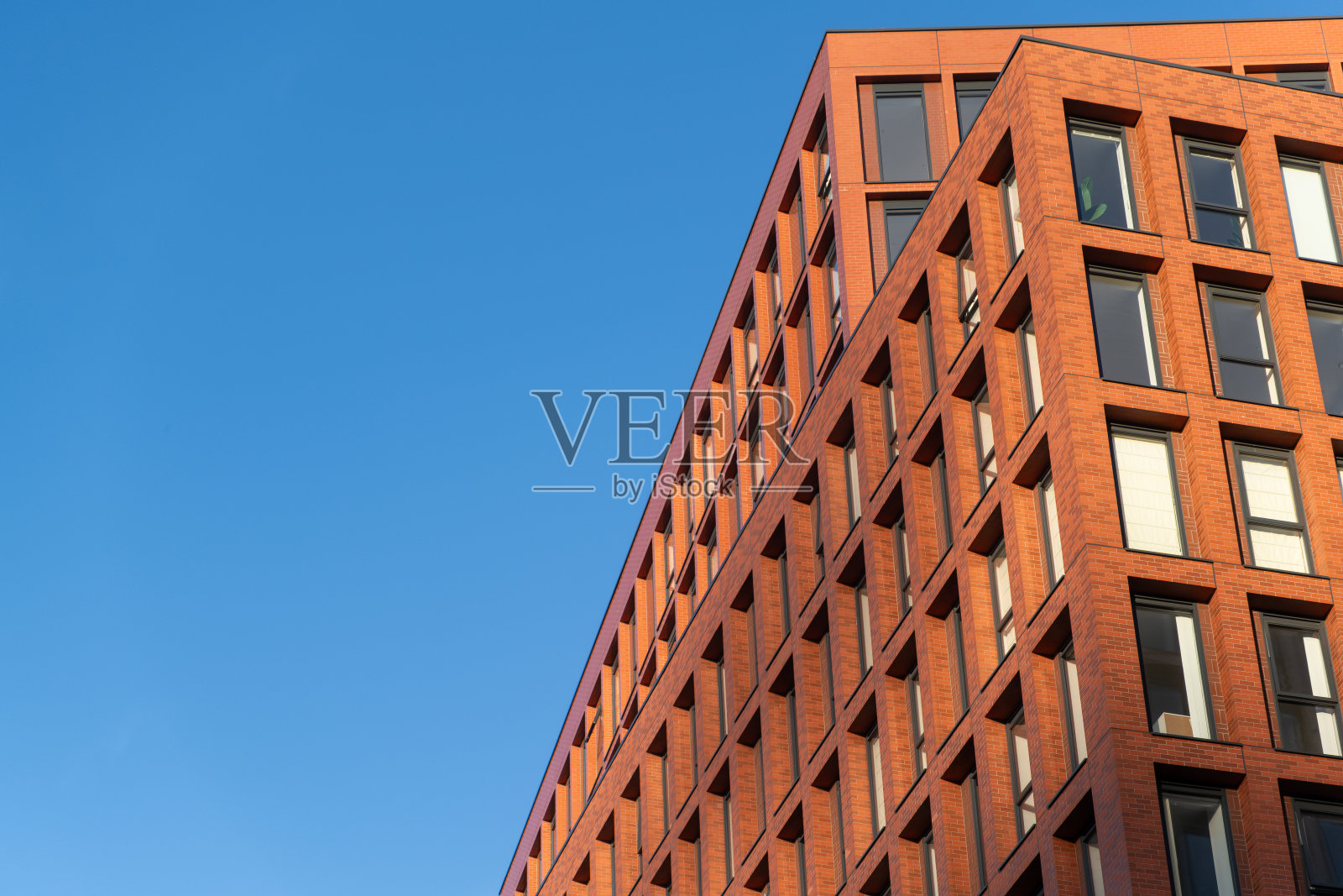 蓝天映衬下的现代建筑照片摄影图片