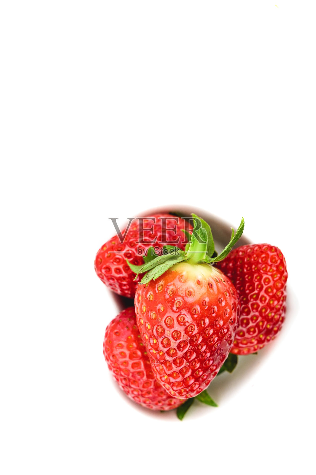 白碗里的草莓。照片摄影图片