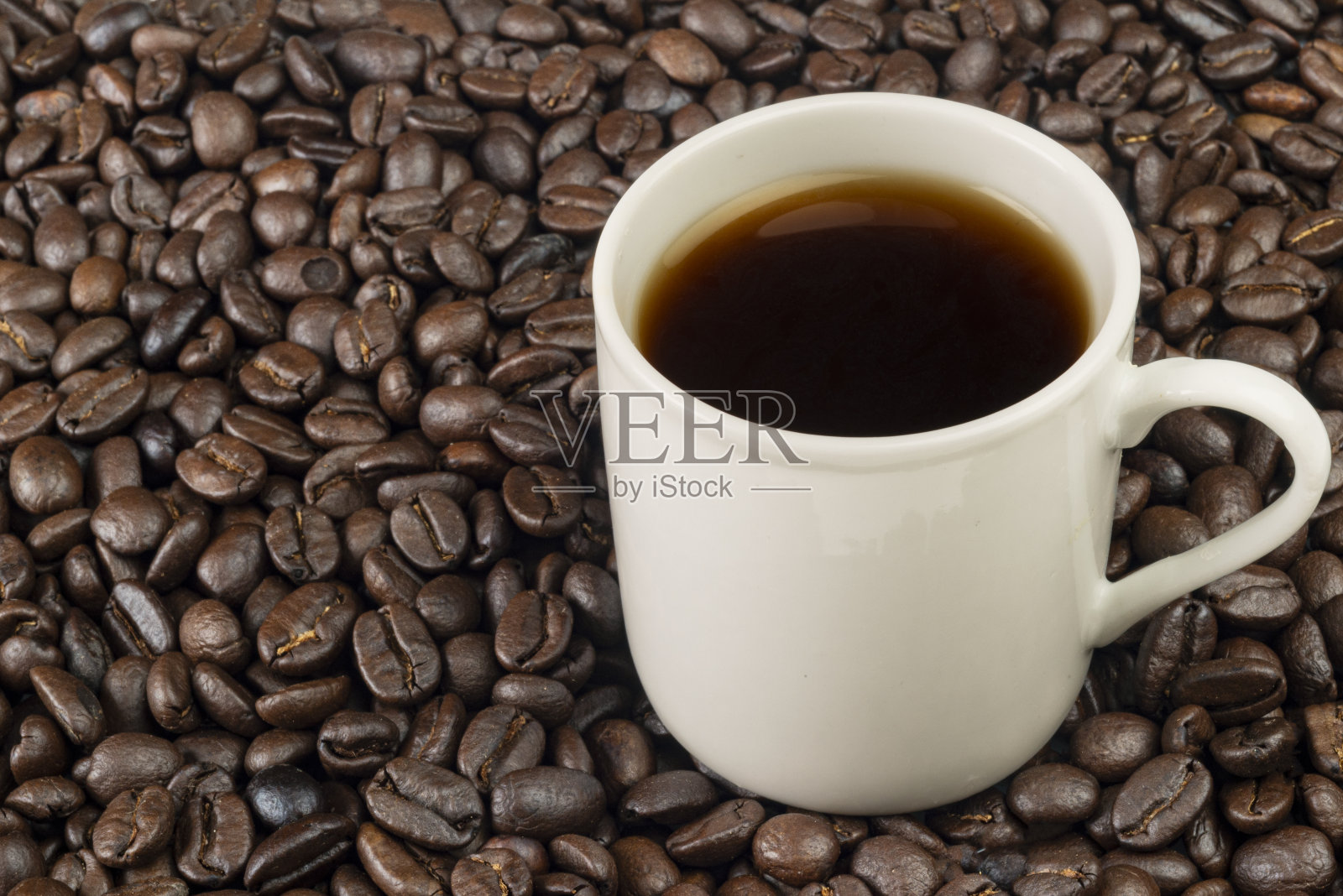 用白色杯子喝咖啡。照片摄影图片