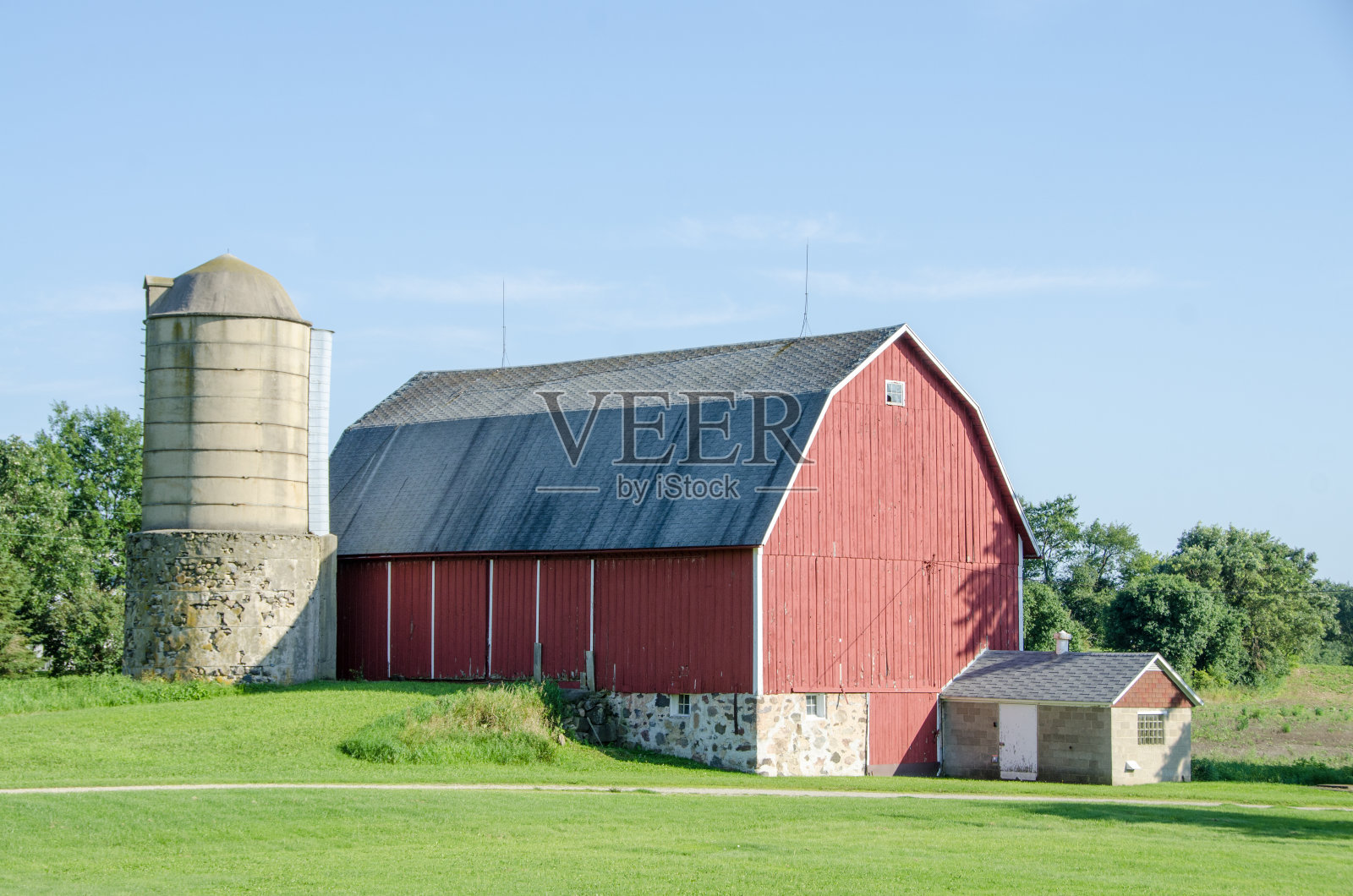 谷仓旁边的旧混凝土筒仓照片摄影图片