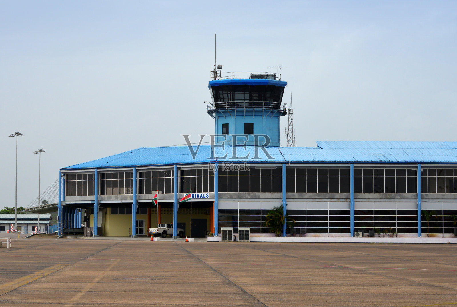 帕拉马里博-赞德里吉国际机场——从苏里南赞德里吉停机坪上看到的航站楼和控制塔照片摄影图片