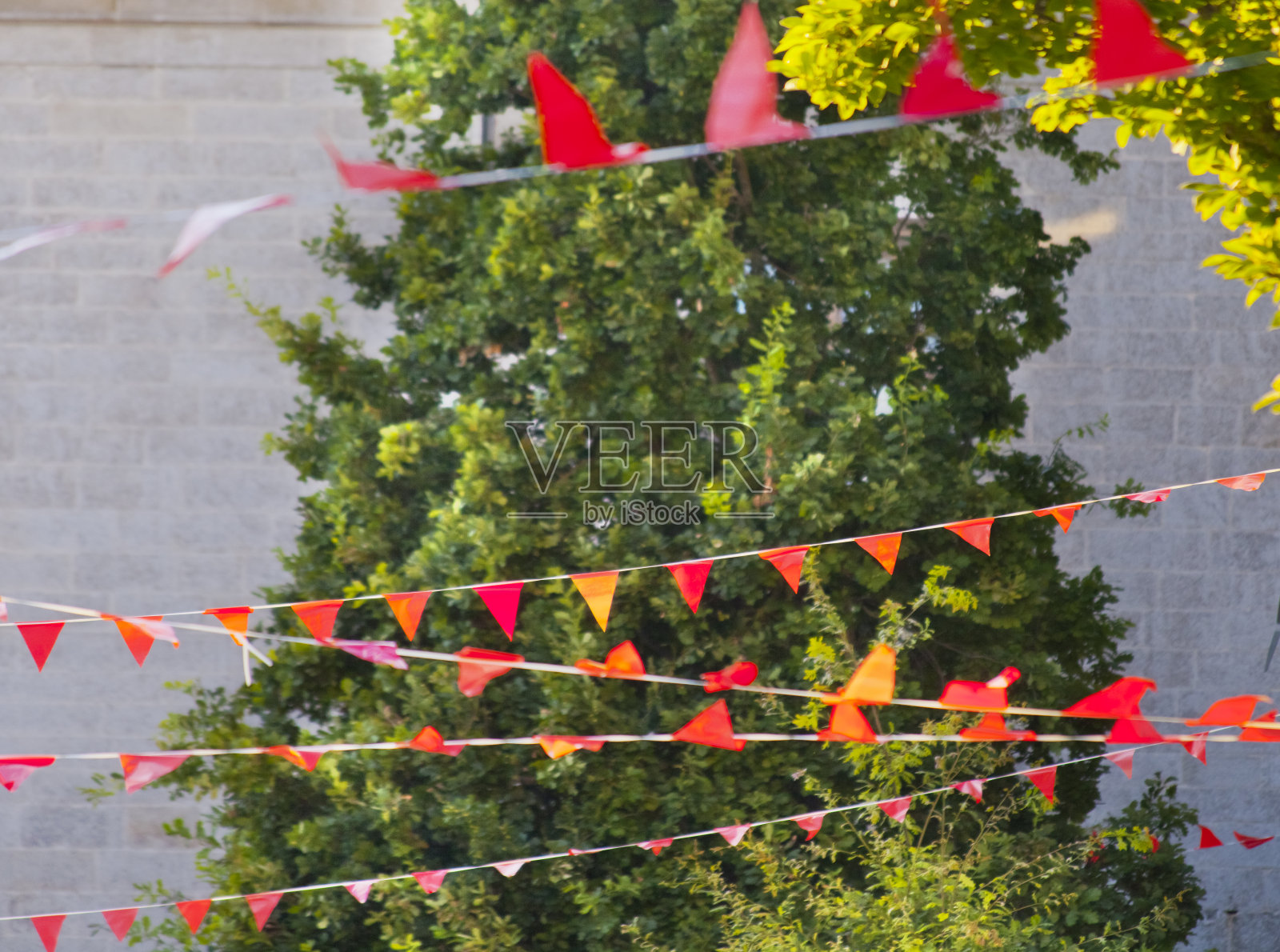 街道上的盛宴装饰，城镇广场上的红色狩猎。照片摄影图片