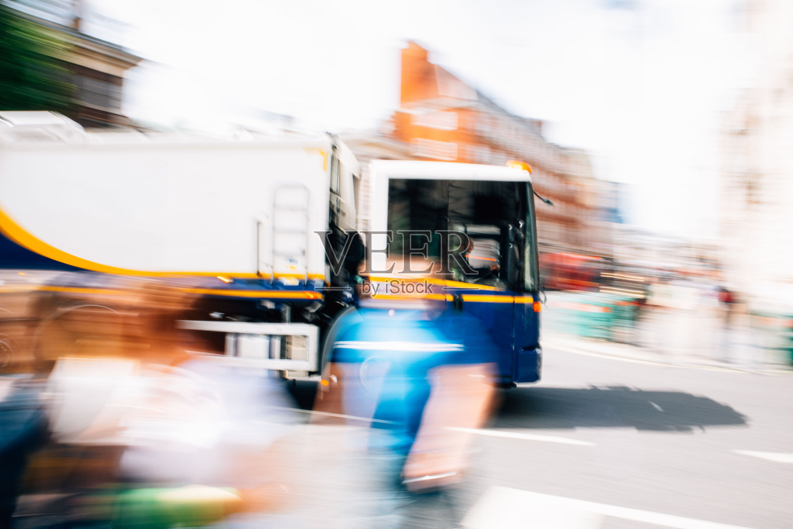垃圾车在繁忙的城市中疾驰而过照片摄影图片