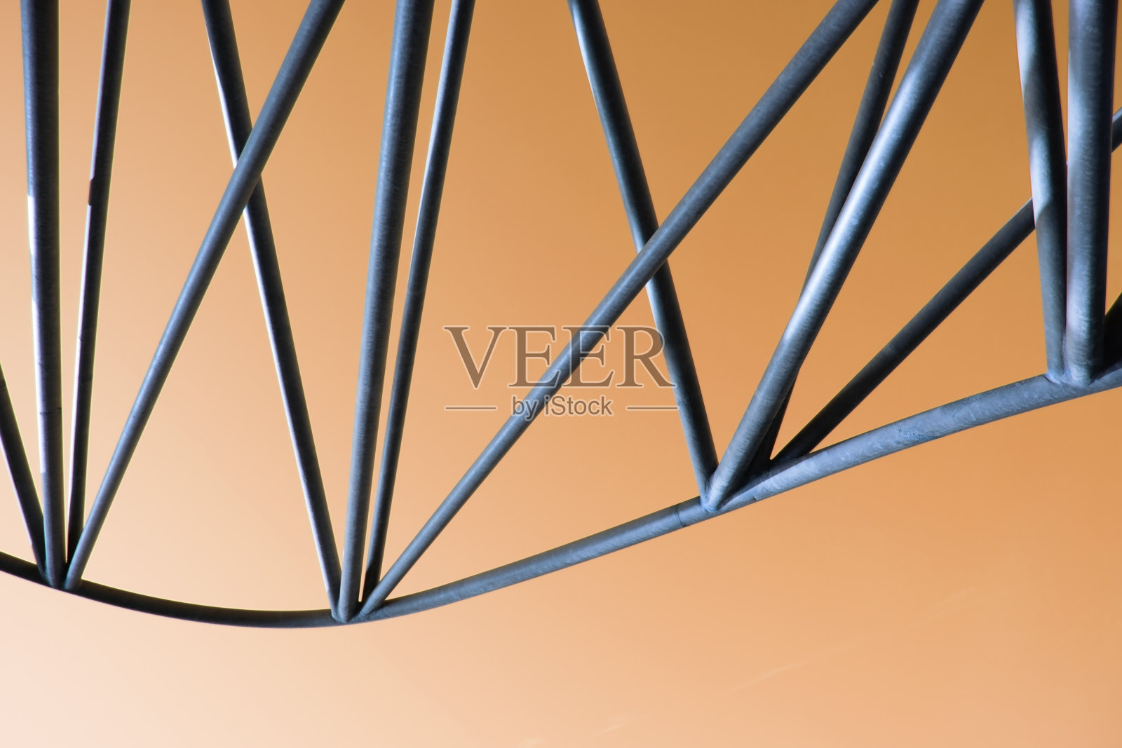 彩色背景上的抽象金属形象，艺术焊接的金属管道，纽约的脚手架碎片照片摄影图片