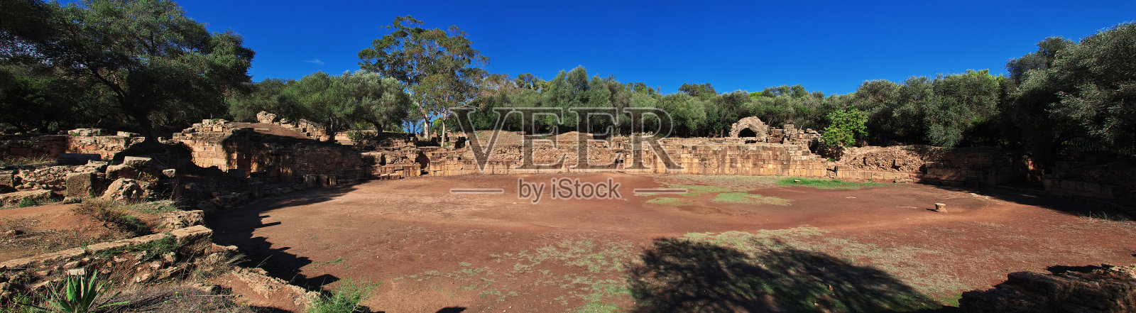 蒂帕萨罗马遗址的石头和沙子在阿尔及利亚，非洲照片摄影图片