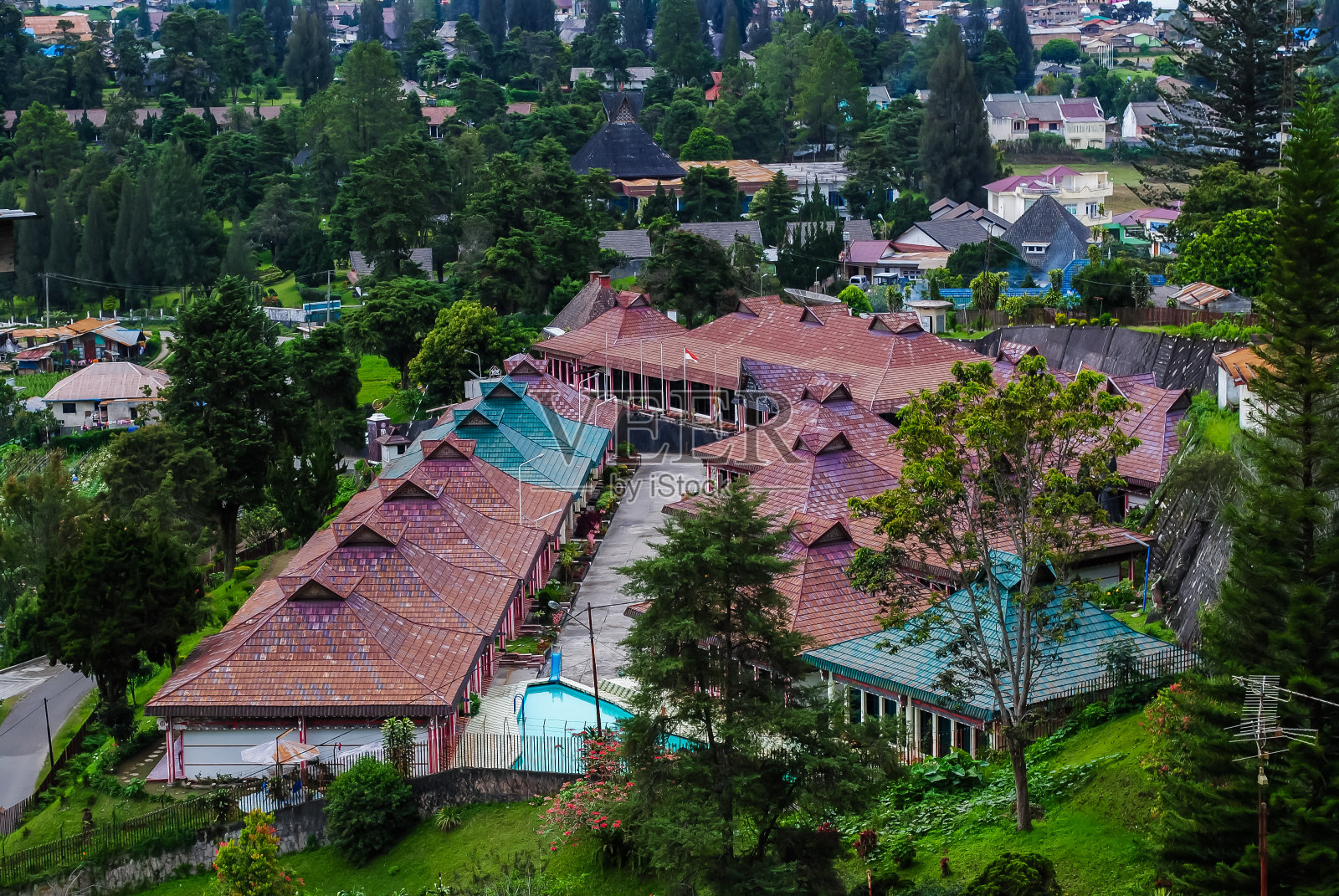 外观与环境优美的公寓大楼的屋顶照片摄影图片