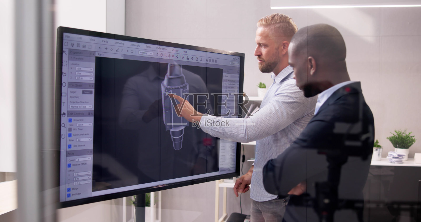 工程师在电脑上做3D CAD模型设计照片摄影图片