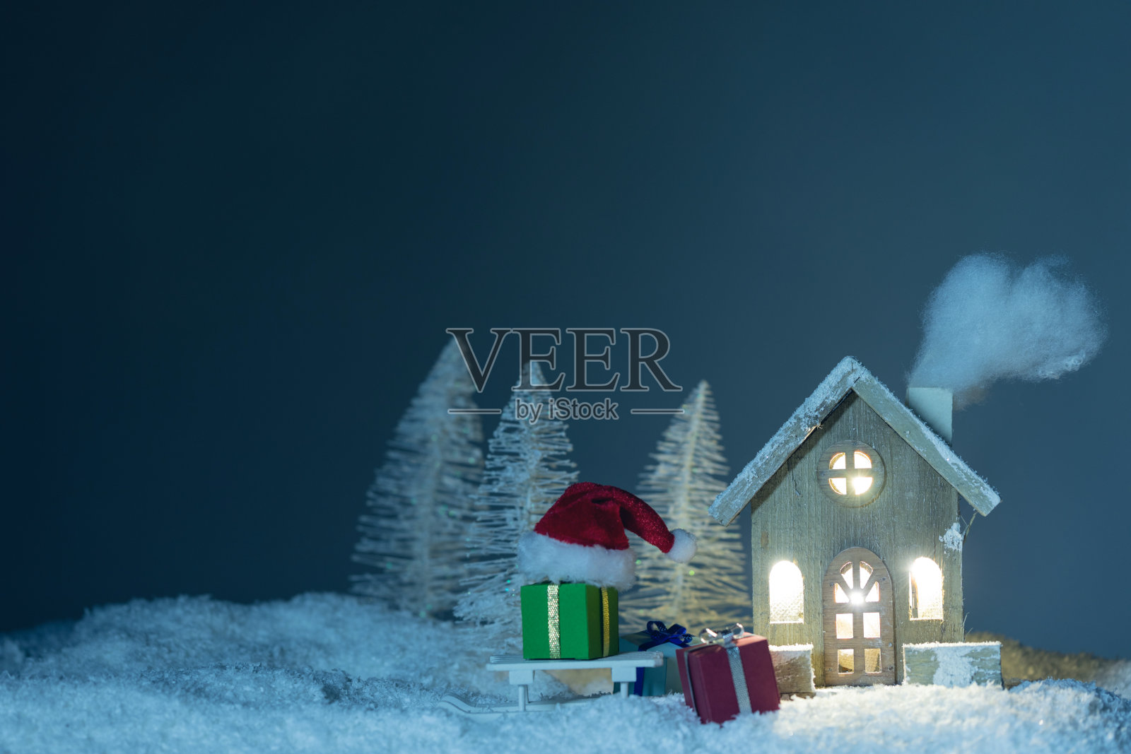 有房子和礼物的圣诞卡照片摄影图片