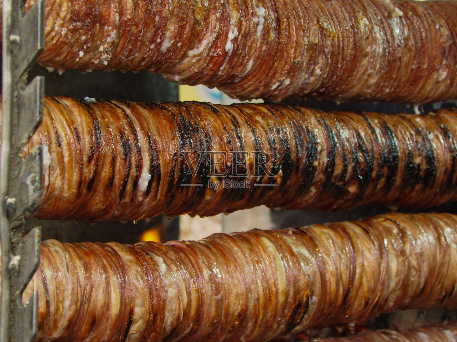 土耳其kokoreç烤肉串在市场的街道上出售照片摄影图片