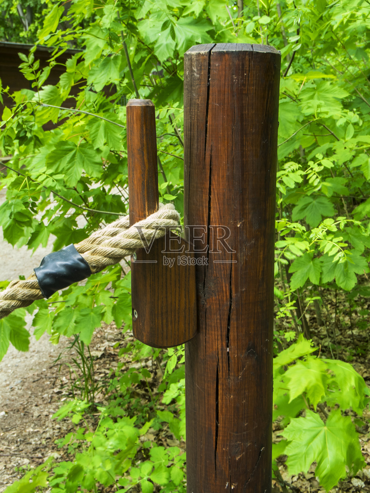 有木钩和绳子的柱子照片摄影图片