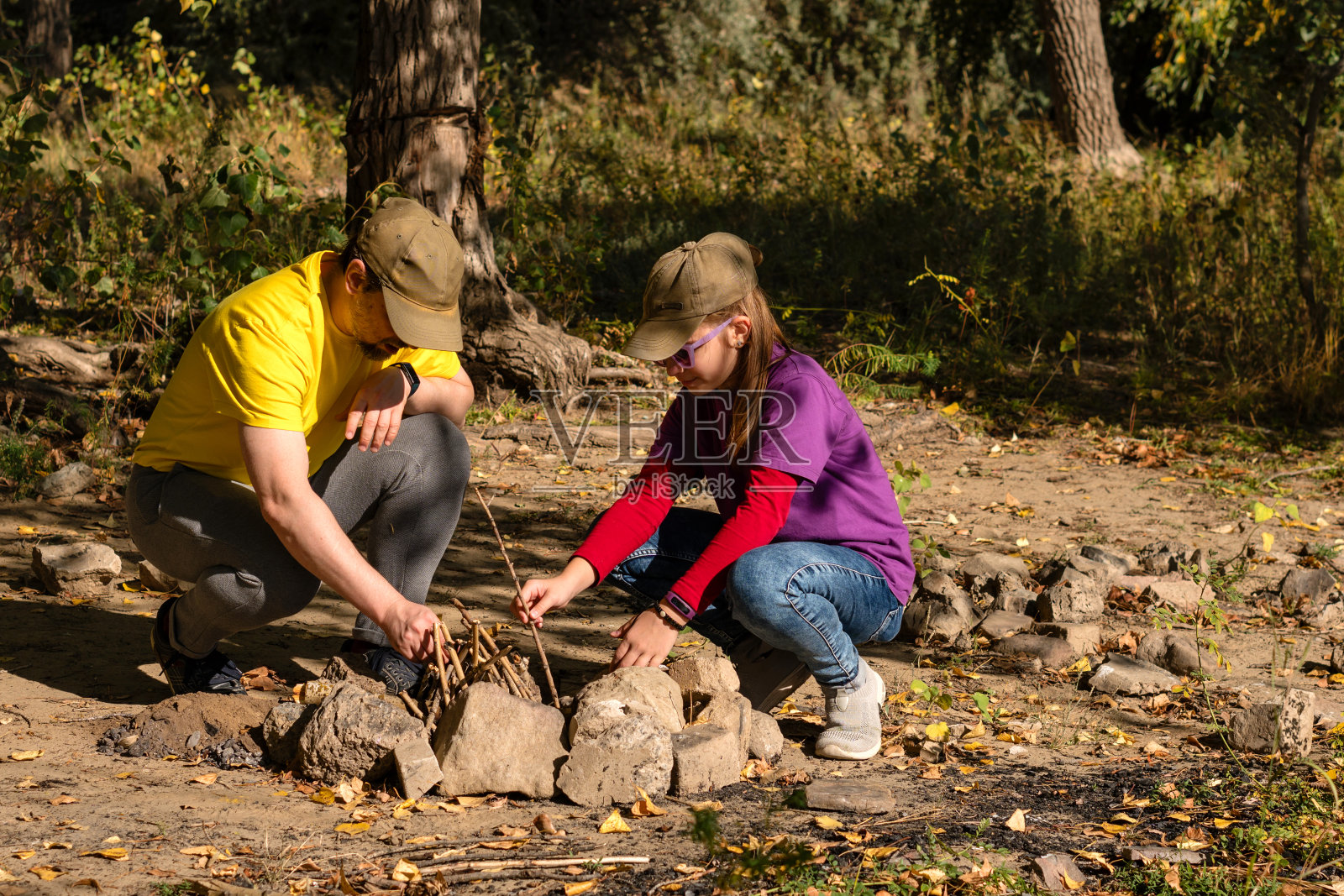 爸爸和女儿在大自然中生火照片摄影图片