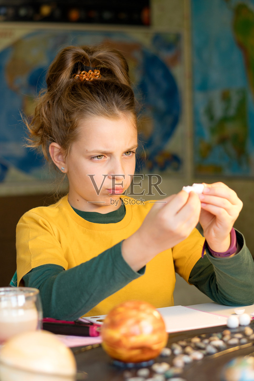 专注的匠人在深思熟虑的创作照片摄影图片