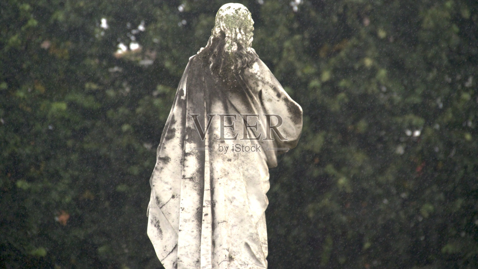 雨中的石像照片摄影图片
