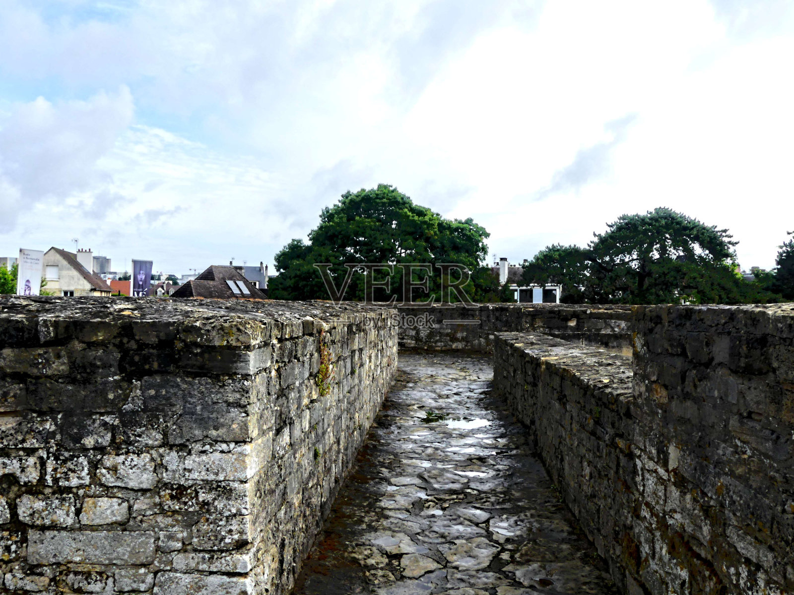 卡昂，2023年8月——参观诺曼底的首府，雄伟的城市卡昂。城市景观照片摄影图片