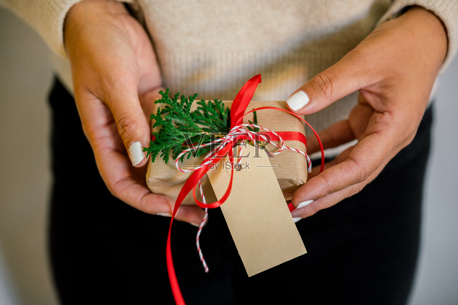 一个面目全非的女人手里拿着圣诞礼物照片摄影图片