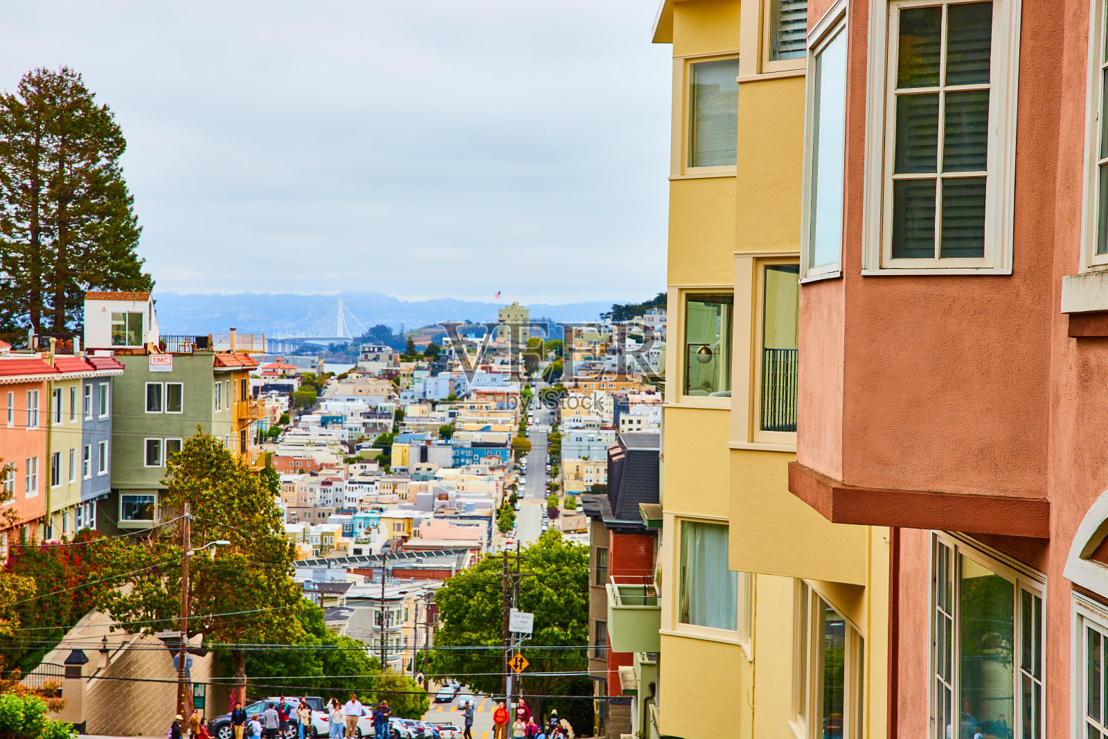 伦巴第街的顶部，华丽的房子俯瞰着城市的住宅区照片摄影图片