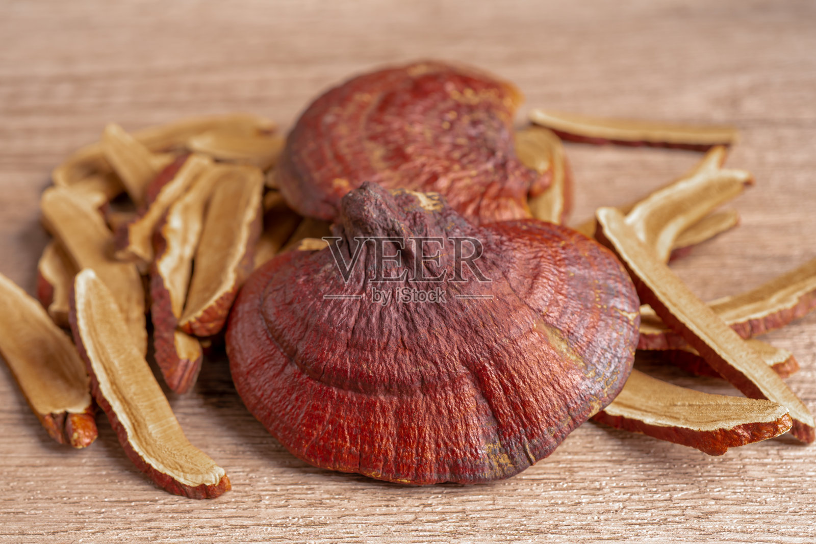 灵芝干用胶囊药物，有机中草药替代药物。照片摄影图片